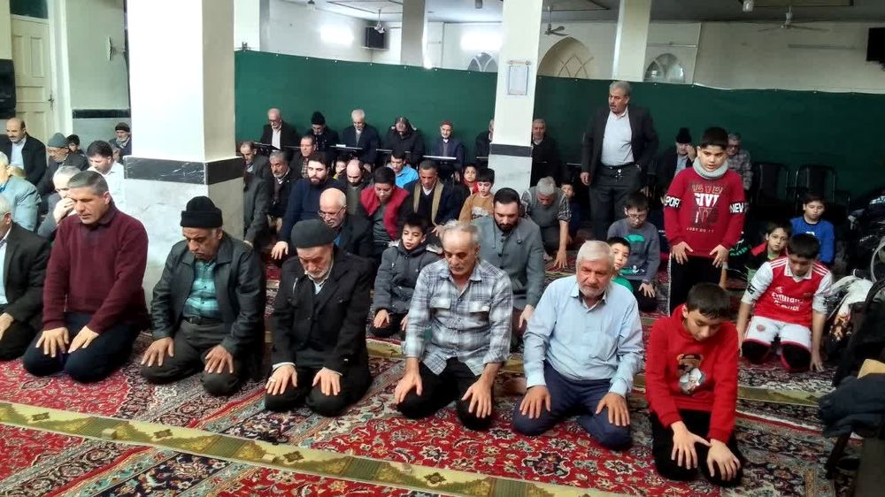 نماز جماعت در کنار نمازگزاران مسجد