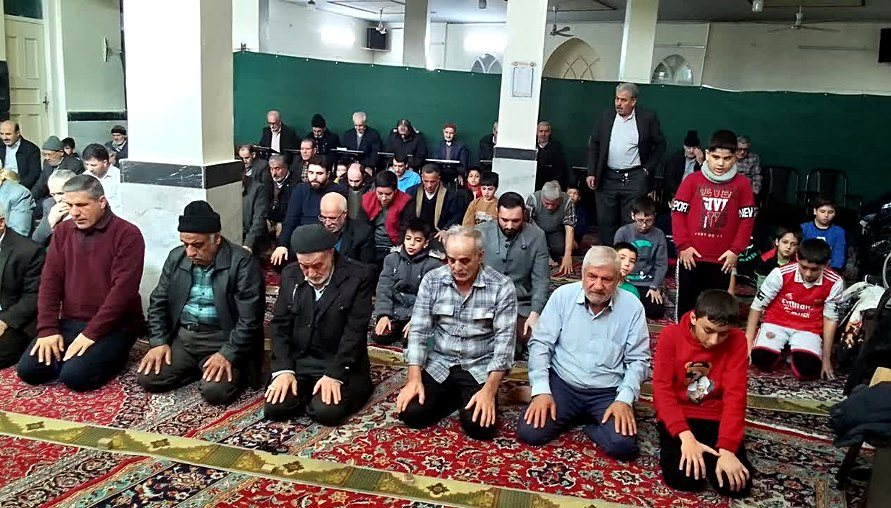 نماز جماعت نوجوانان در کنار نمازگزاران مسجد